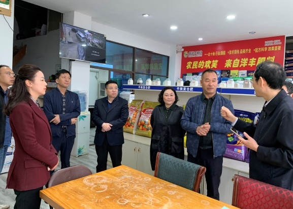 图片3张主任与各级领导视察科技小院服务中心，罗总对 汇报服务中心进行讲解工作.jpg