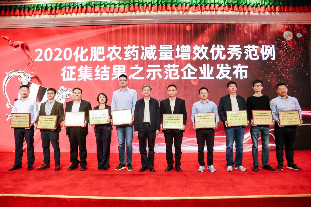 图片2 “创新产品”获奖合照 mg冰球突破技术推广部副部长邓超领奖左二.jpg