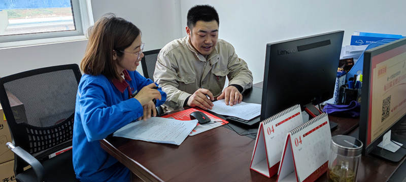 秦军学、乔珊正在学习中_副本.jpg