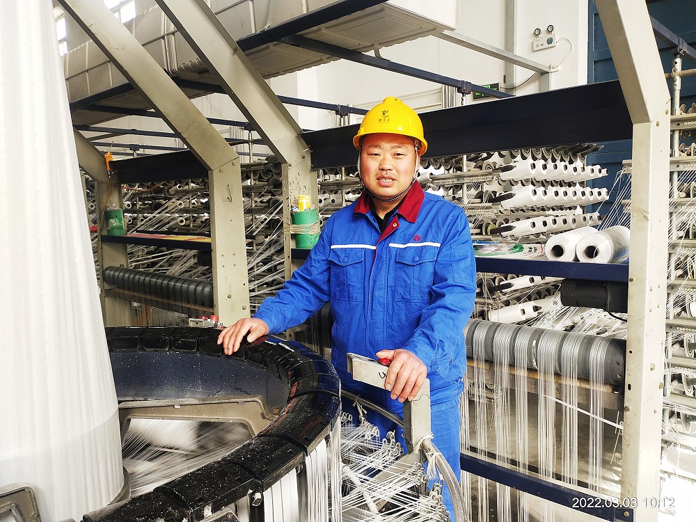 2021年度集团劳动模范、山东mg冰球突破塑编厂维修工张西芳张西芳.jpg